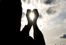 赛场激烈对抗成为球迷热门话题，掀起激情狂潮